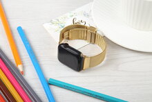 Milanaise-Armband mit faltbarem Magnetverschluss - Gold - Passend f&uuml;r Apple Watch 44mm / 45mm / 46mm / 49mm