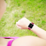 Armband mit L&ouml;chern - 2 Farben - Pink mit Schwarz - Geeignet f&uuml;r Apple Watch 44mm / 45mm / 46mm / 49mm