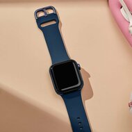 Weiches Silikonarmband mit Schnallenverschluss - Dunkelblau - Geeignet f&uuml;r Apple Watch 44mm / 45mm / 49mm